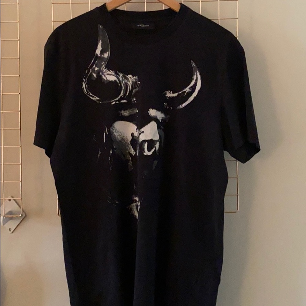 Givenchy t-shirt - size XL